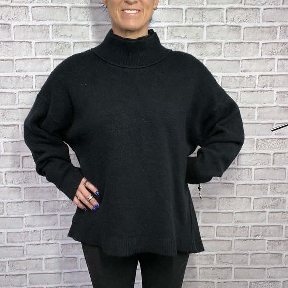 ♥︎|•FREE PEOPLE•| Black Oversized Dual Mock Collar Sweater Size Large - Picture 1 of 11